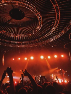 vue de la scène d'un concert depuis la fosse