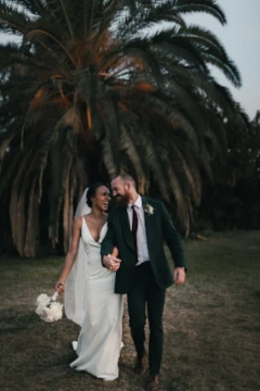 photo d'un couple de mariés devant un palmier